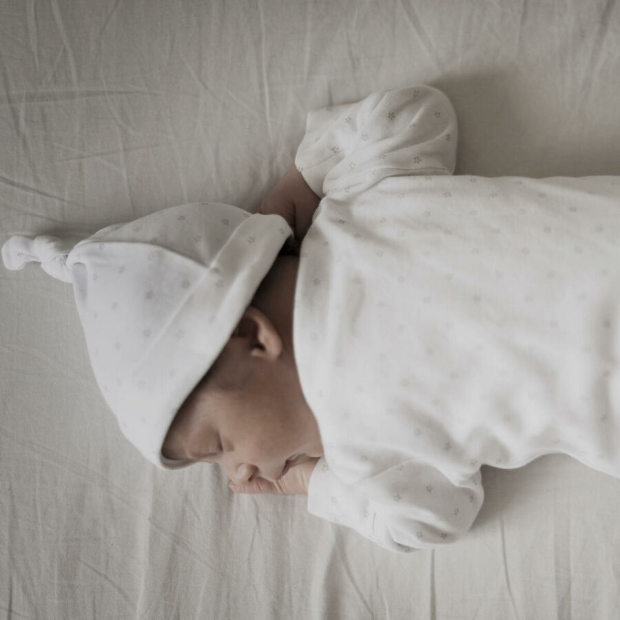 Imagem portrait-baby-sleeping-white-sheets 1 1 1